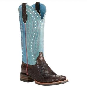 Lightly used Women’s Ariat boots.... gently used!